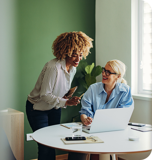 businesswomen-working-together-right